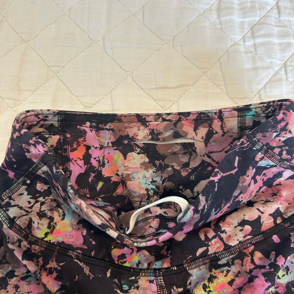 Lululemon leggings size 2 - Picture 7 of 8